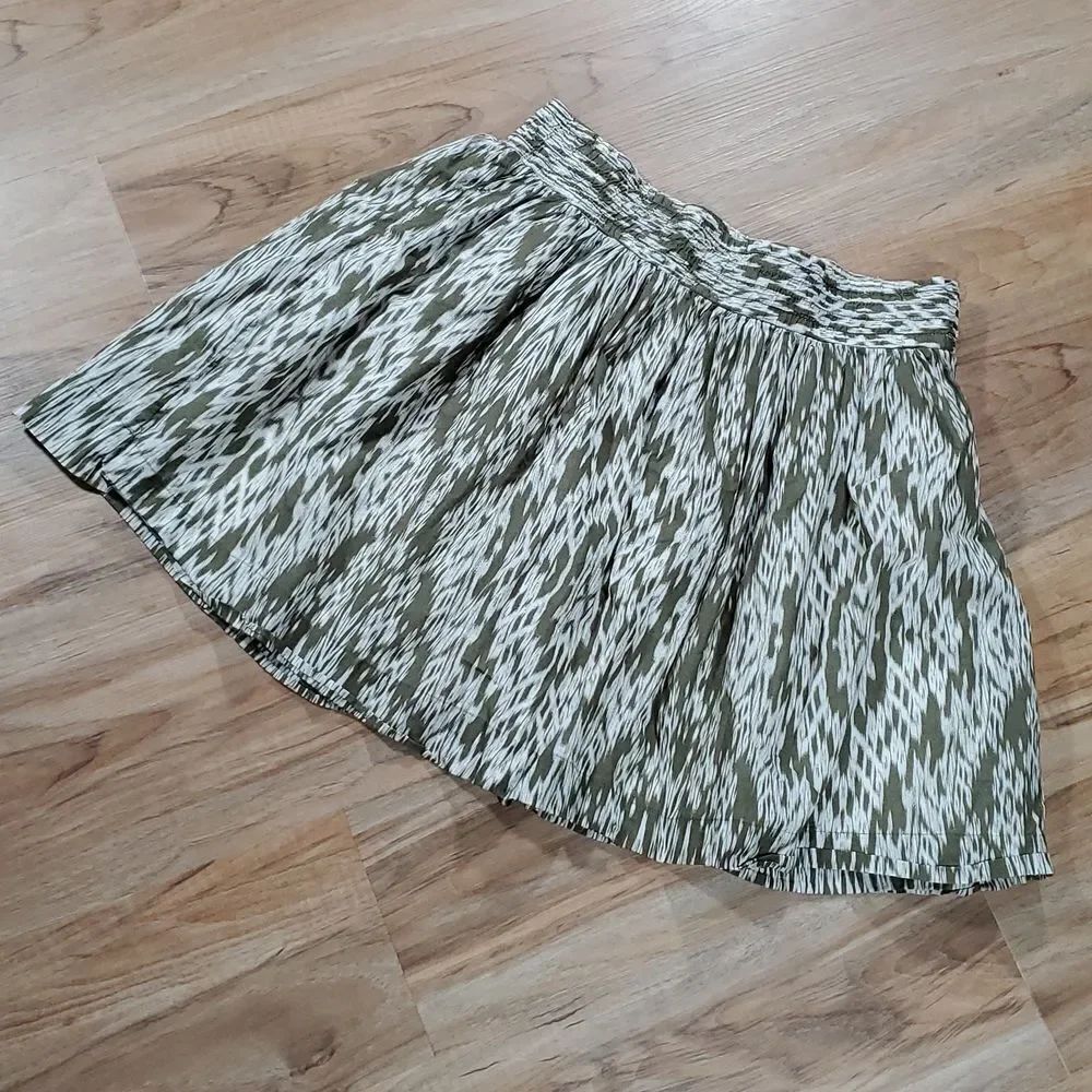 🔺️Banana Republic Olive & Cream Print Pleated Skirt Size 8